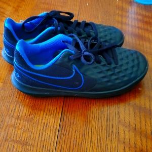 Nike tiempo indoor soccer shoes